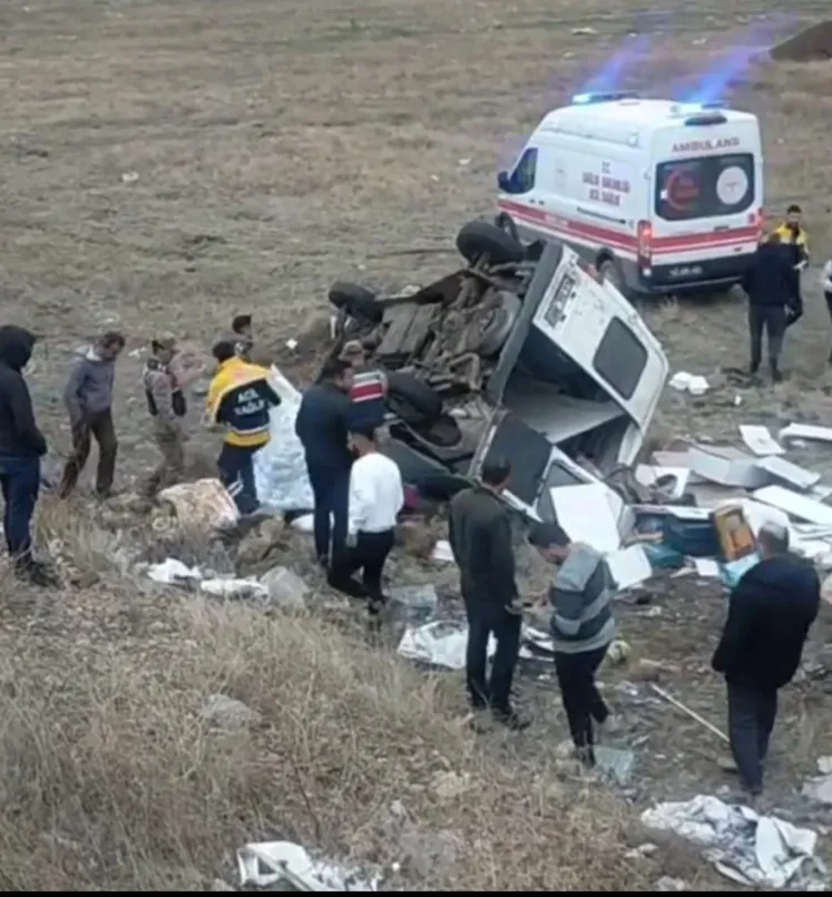 Kontrolden çıkan minibüs şarampole uçtu:1 ölü, 3 yaralı