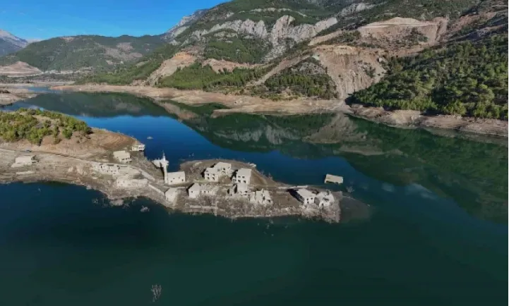 Kuraklık vurunca su altındaki köy ortaya çıktı 