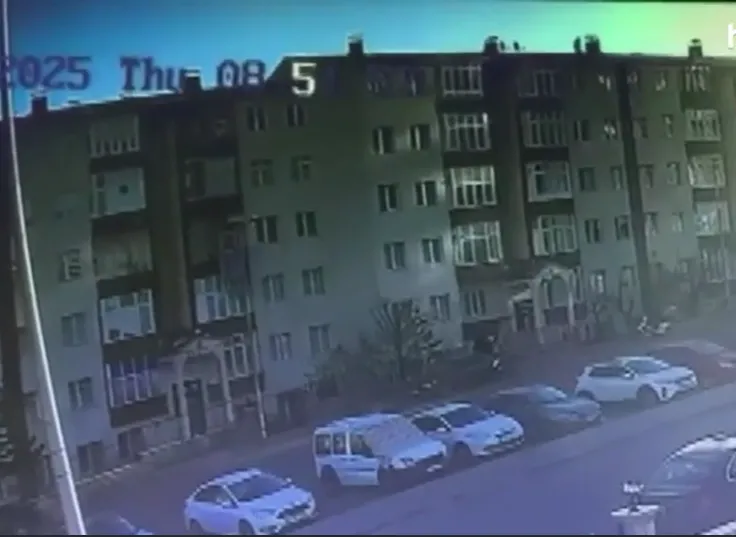 Tamir ettiği bacayı kontrol ederken çatıdan düşüp öldü