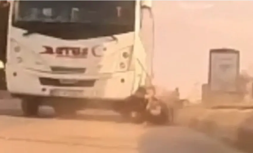 Motosiklet sürücüsü ezilmekten son anda kurtuldu!