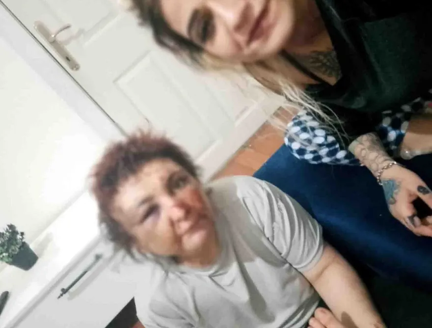 Alıkoyup darp ettiler, bir de selfie çektiler!
