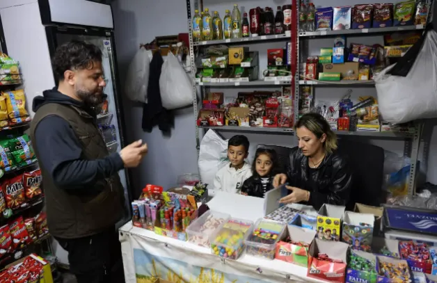 Ramazan öncesi bakkal camına asılan yazı tüm mahalleyi sevince boğdu