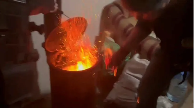 Yakalanacaklarını anladılar! Uyuşturucuyu sobaya attılar.