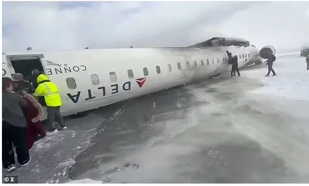  Delta uçağı iniş sırasında ters döndü, yaralılar var