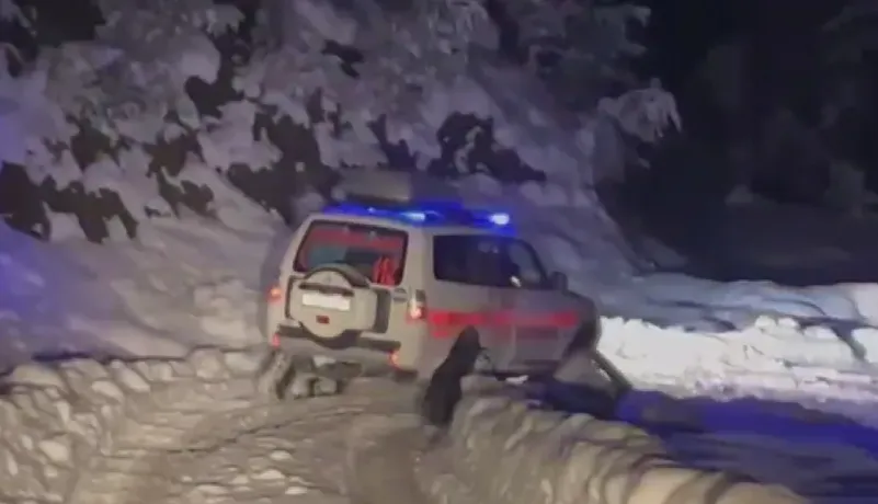 Rahatsızlanan hasta yolda kalınca imdadına paletli ambulans yetişti