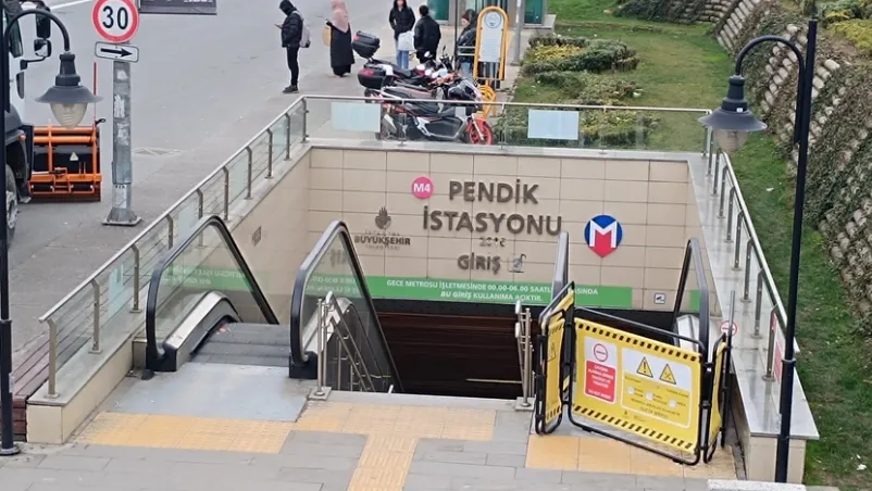 Metroda yürüyen merdiven faciası parmakları koptu
