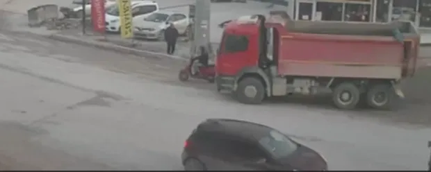 Kamyonun altında kalan motosikletli ezilerek can verdi! 