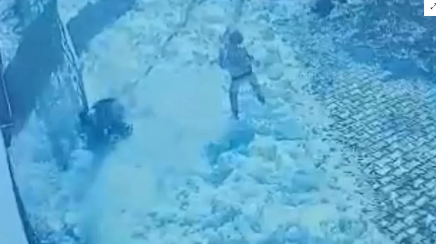 Başına buz kütlesi düşen ilkokul öğrencisi ağır yaralandı