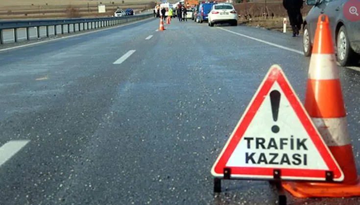 Yaya geçidinden geçmeye çalışan öğrencilere otomobil çarptı