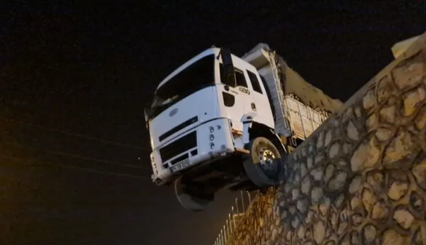 Kamyon duvarda asılı kaldı