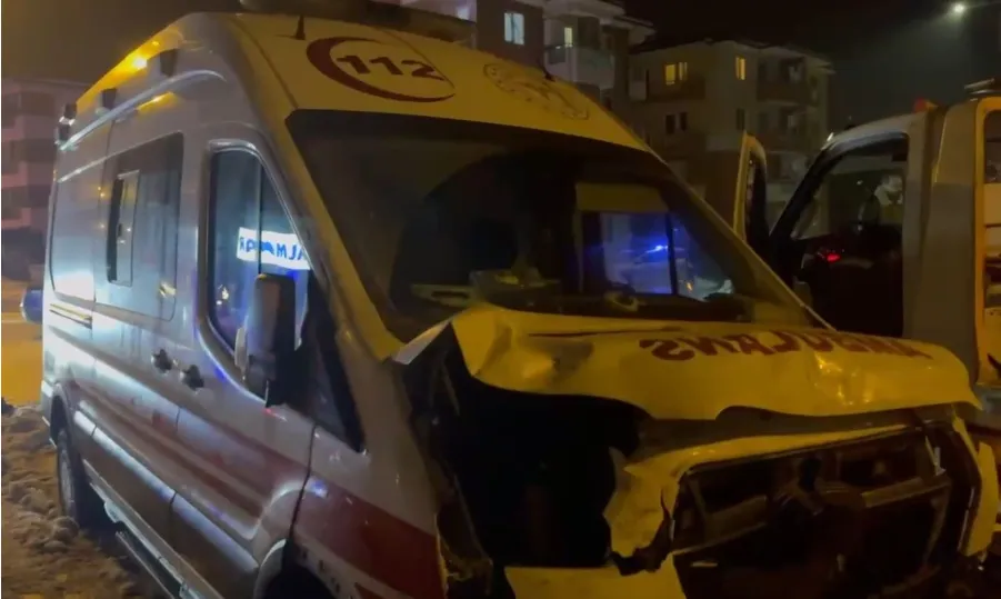 Bartın’da faciadan dönüldü! Hasta taşıyan ambulans kazaya karıştı