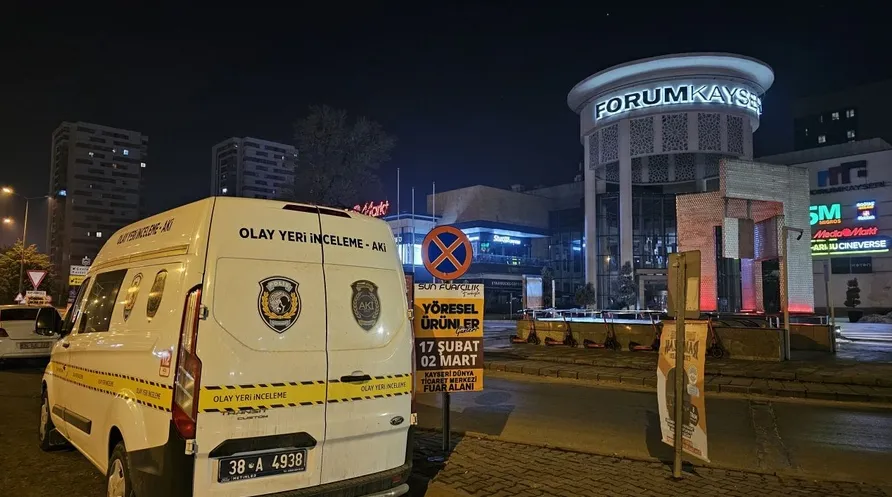 Forum Kayseri’de dehşet! Anne ve iki kızı yaralandı