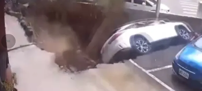 Çöken Yol Aracı Yuttu...