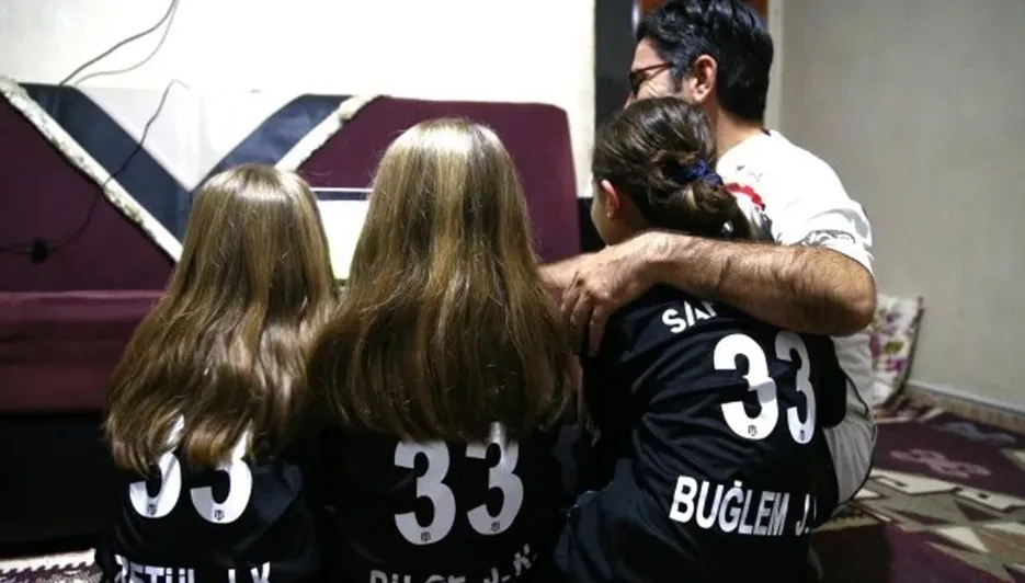 Beşiktaşlı baba üç kızına 