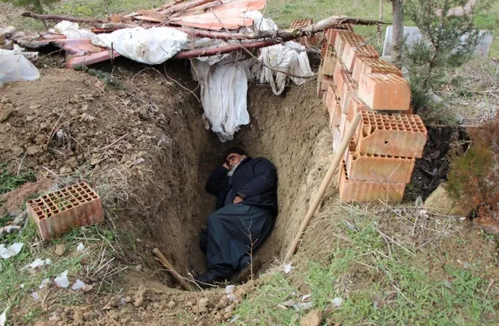 78 yaşındaki adam ölmeden kazdığı mezarına geceleri girip yatıyor