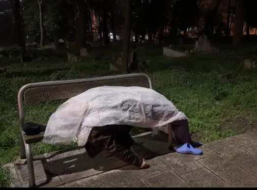 Son Nefesini Mezarlıkta Verdi