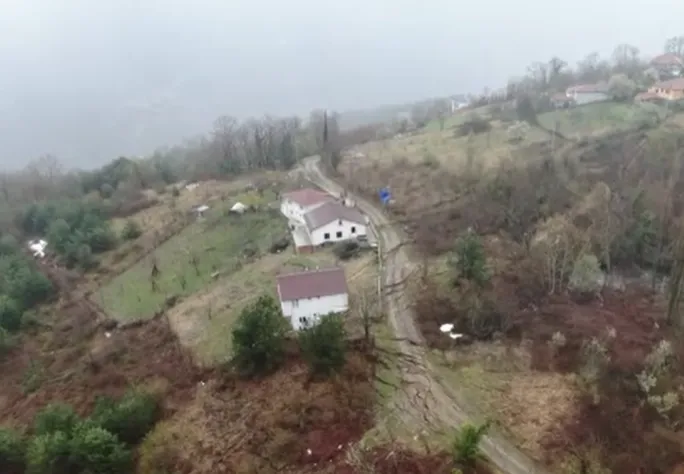 Kastamonu’da heyelan sebebiyle duvarlarında çatlaklar oluşan iki ev tahliye edildi, yol çöktü