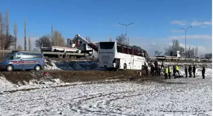 Yolcu otobüsü şarampole devrildi; 1 ölü, 25 yaralı