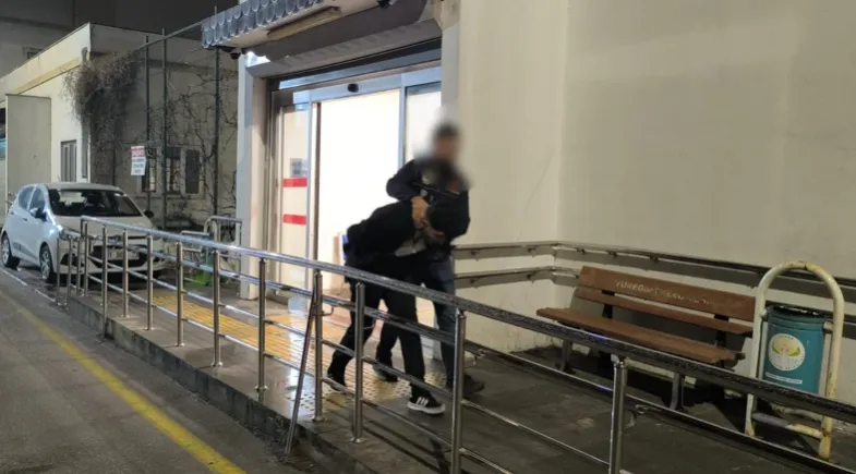 Adana’da 15 yıl hapisle aranan torbacı saklandığı evde yakalandı