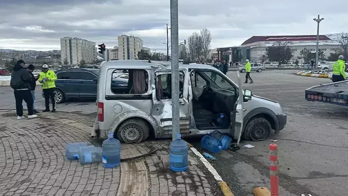 Kavşakta çarpışıp savrulan araçlar, üniversiteli Onur