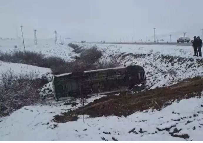 Bingöl’de işçileri taşıyan transit şarampole yuvarlandı! Yaralılar var...