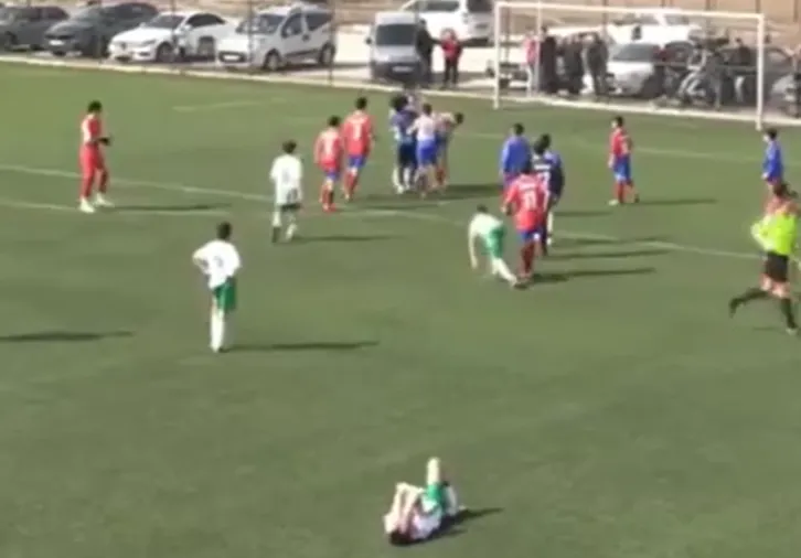 U-14 maçında tekmeli yumruklu kavga! Çocuklar birbirine girdi