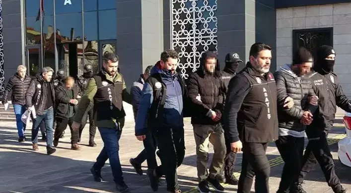 Kendilerini jandarma olarak tanıtıp 1 milyon TL dolandıran 5 şüpheli yakalandı