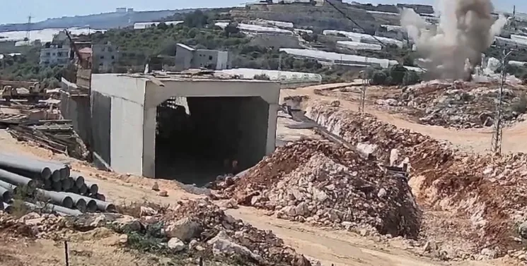 Mersin otoyol şantiyesindeki patlamada kaya parçaları evlere isabet etti