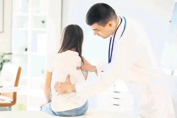 Ergenlikte Skolyoz Tehlikesi Zamanında Müdahale Hayat Kurtarabilir 