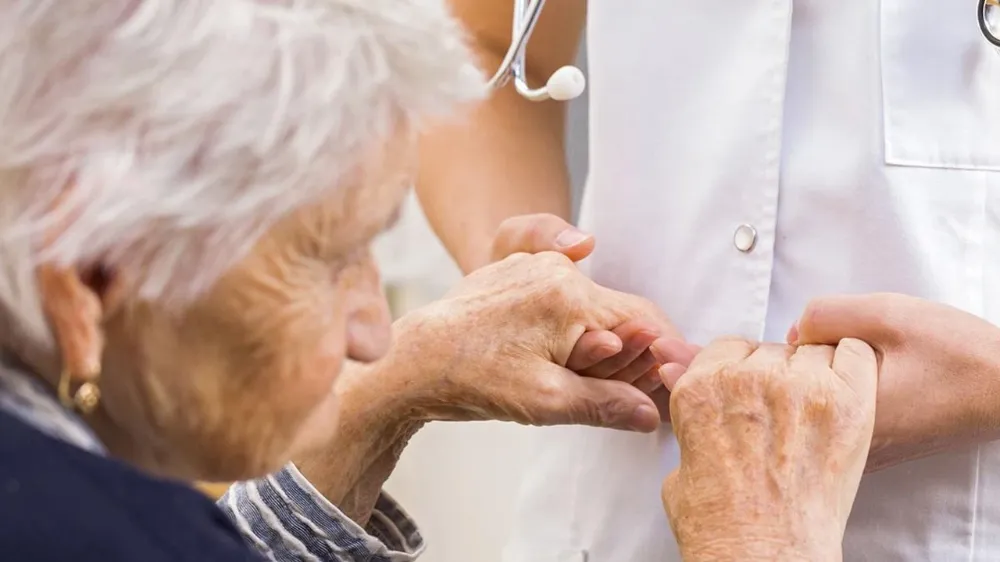Titreyen Eller ve Yavaşlayan Hareketler Parkinson Belirtisi Olabilir!