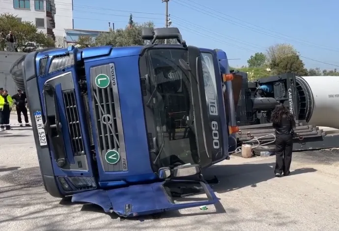 Dev pervane fabrikanın üzerine devrildi!