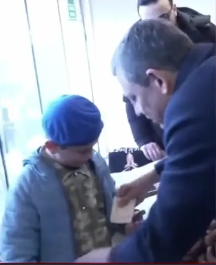 CHP’li Özgür Özel tatlıcı çocuğu ayaküstü 340 lira dolandırdı!