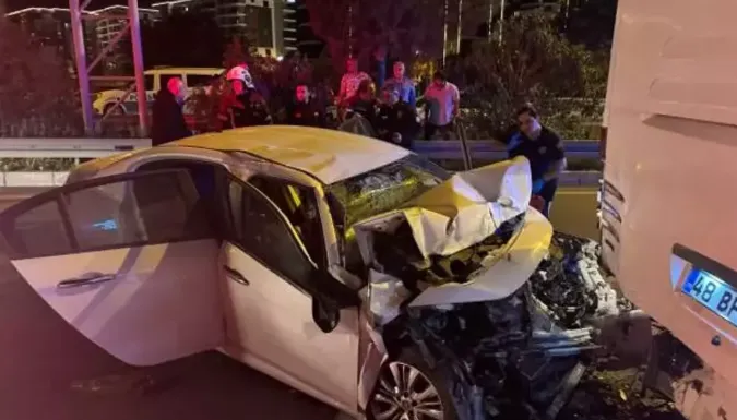Tur otobüsüne çarpan otomobildeki 1 kişi öldü, 2 kişi yaralandı