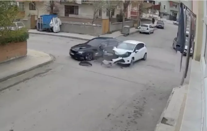İki otomobil çarpıştı! Küçük çocuk camdan fırladı