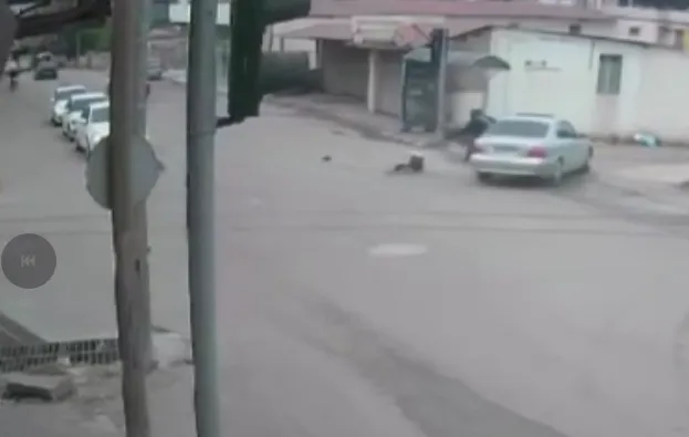 Otomobille çarpışan motosikletteki 2 kişi metrelerce havaya uçtu