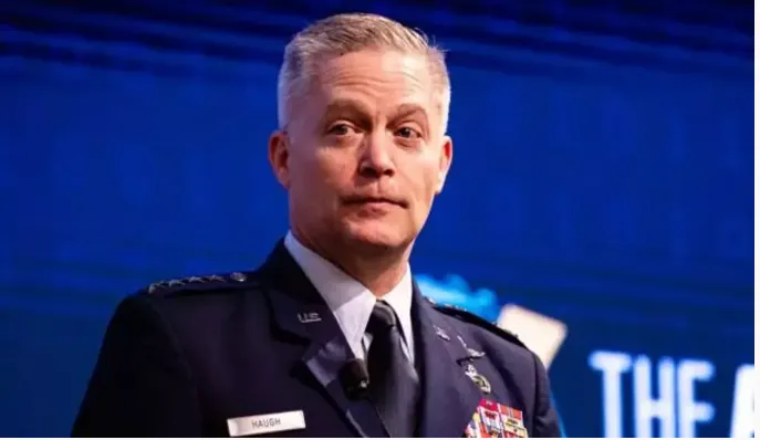 NSA Direktörü General görevden alındı