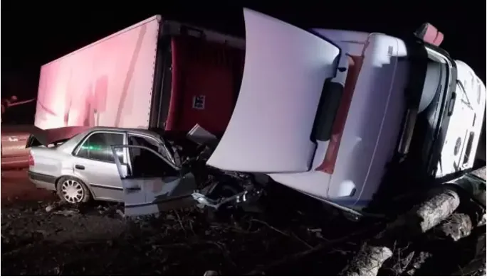 Kahreden kaza! TIR otomobilin üzerine devrildi