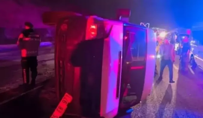 Kontrolden çıkan minibüs takla attı: 1 ölü, 10 yaralı