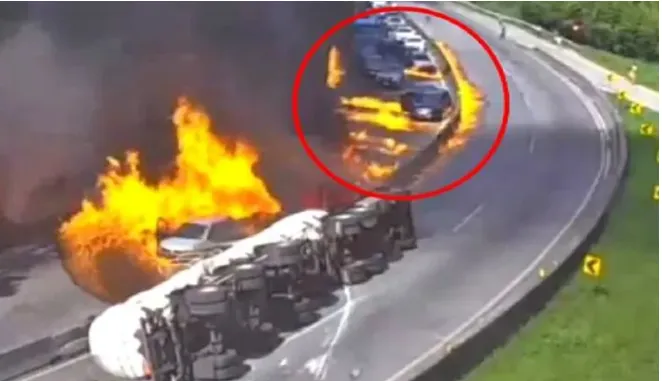Tanker devrilerek alev aldı, araçlar alev topunun içinde kaldı!