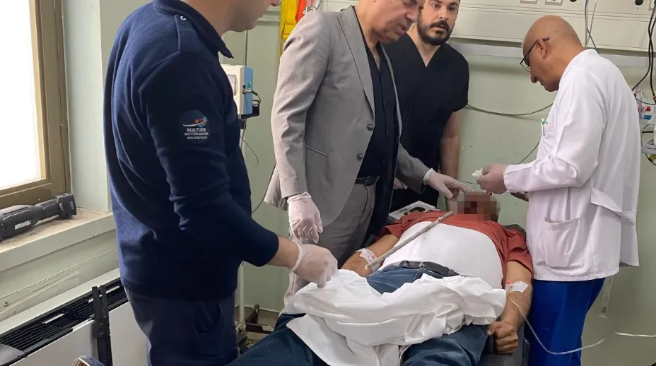 Şantiyede ayağı kayıp düşen işçinin yüzüne inşaat demiri saplandı...
