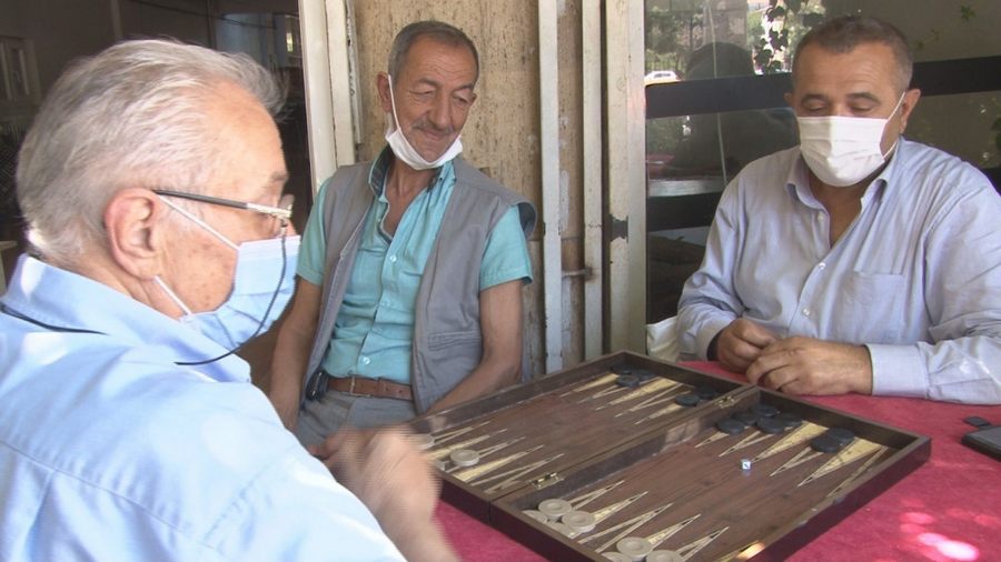 Normallesme süreci basladi, yüzme havuzlari ve kahvehaneler açildi