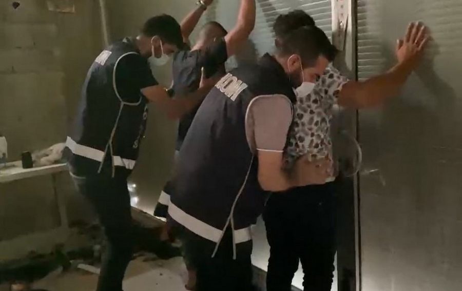 Konfeksiyon atölyesine kaçak sigara operasyonu