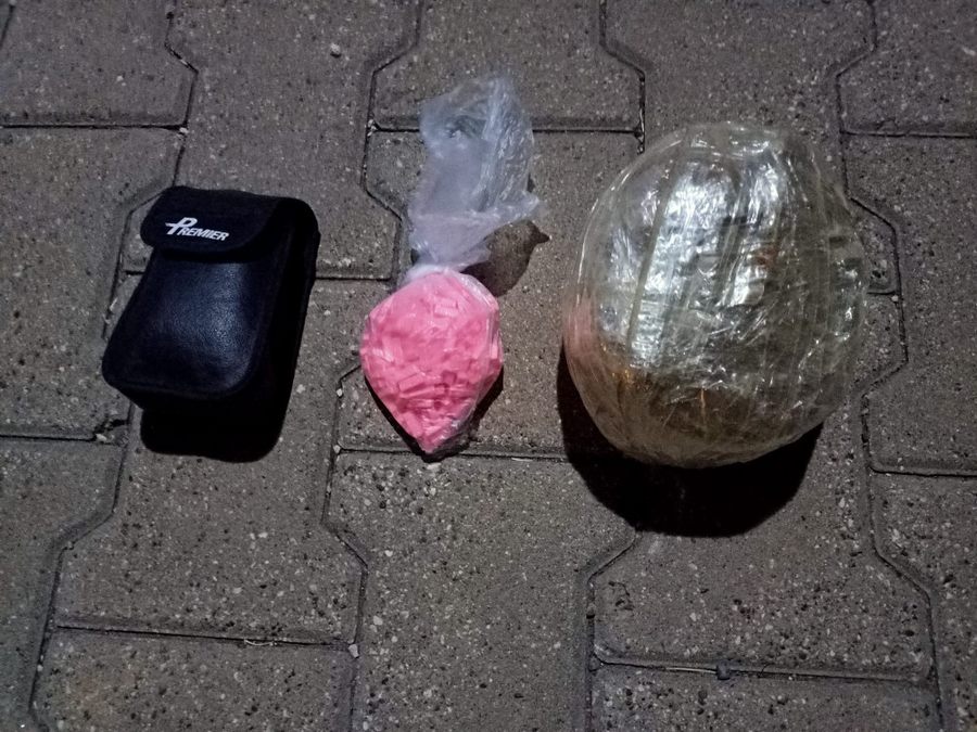 Durdurulan otobüsteki yolcunun çantasinda uyusturucu çikti