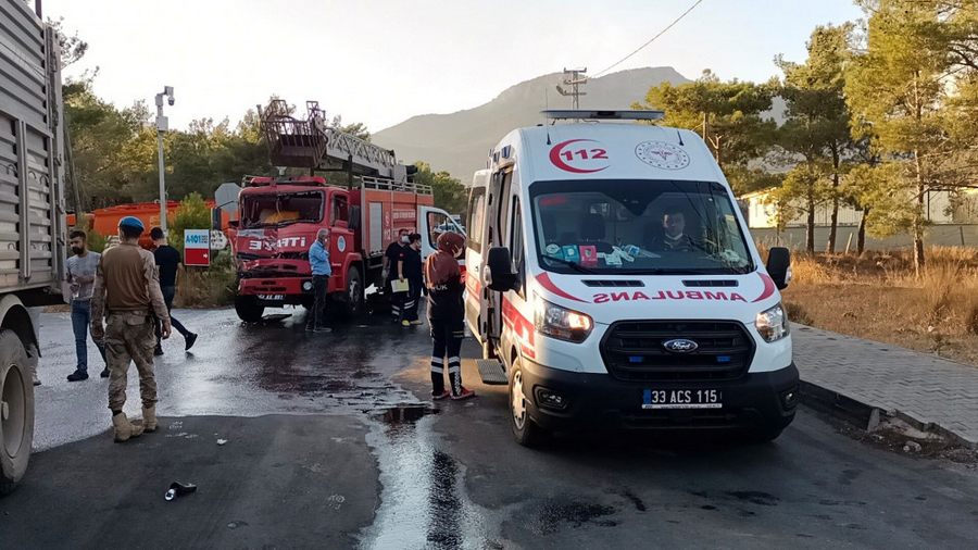 Yangin bölgesinde freni bosalan itfaiye araci tira çarpti, iki itfaiye eri yaralandi
