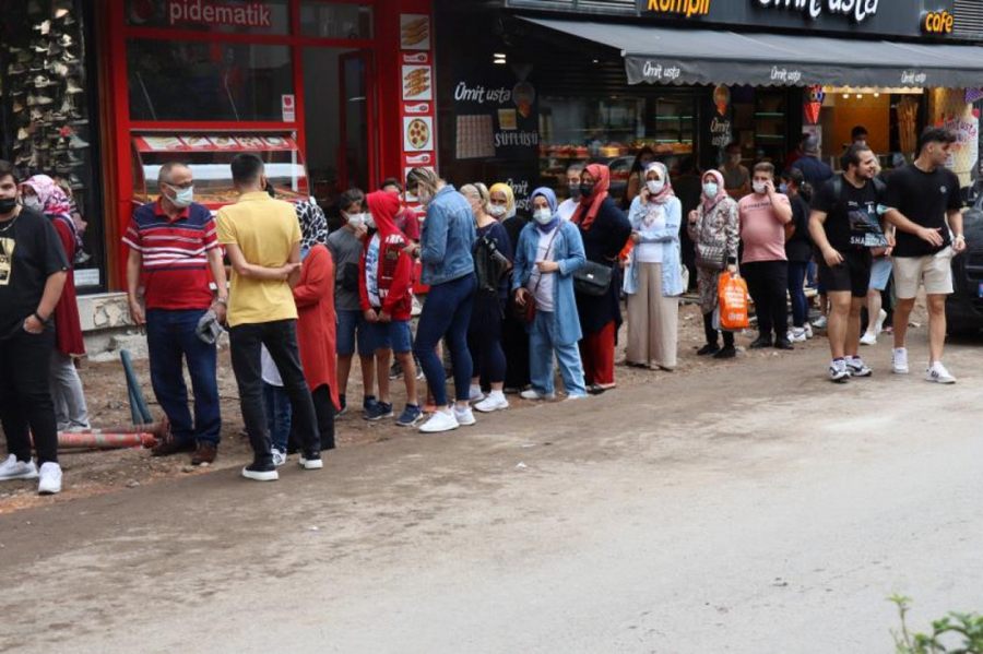 Ne indirim ne de bedava ürün, okul kiyafeti kuyrugu görenleri sasirtti
