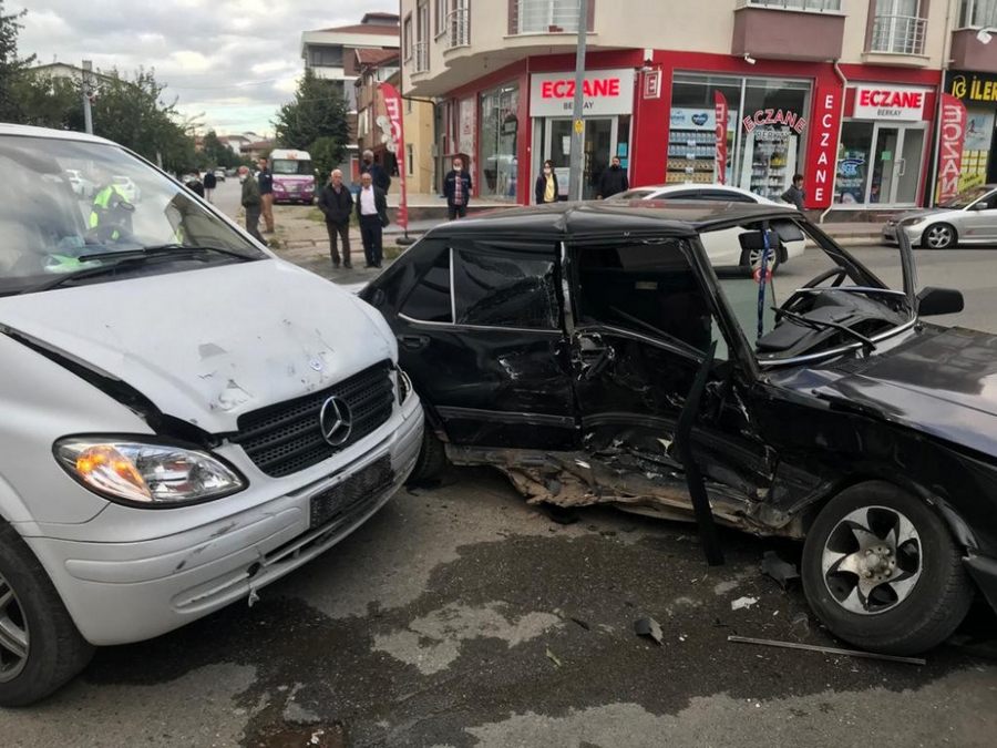Otomobil Ile Minibüs Çarpisti