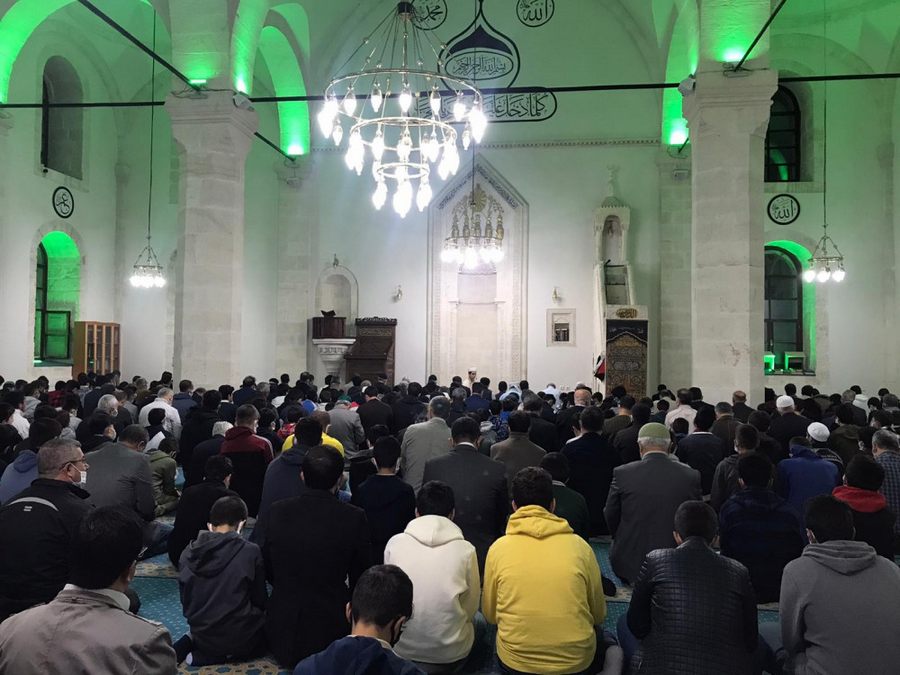 Babalar ve Ogullari Sabah Namazinda Bulustu