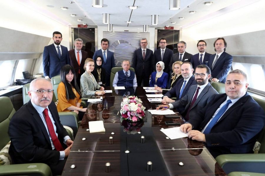 Erdogan yolculuk esnasinda gazetecilerin sorularini yanitladi!