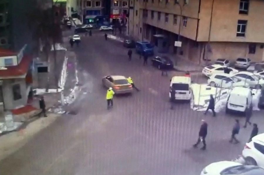 Hacizli taksisini baglamak isteyen trafik polisini 15 metre sürükledi