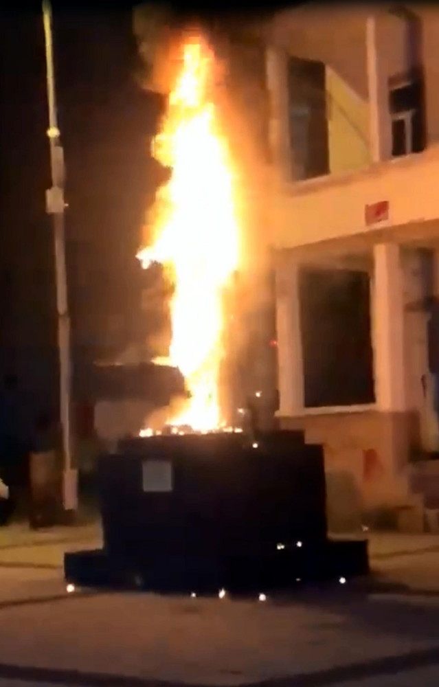 Kadin kiyafetleri giyip, basini bagladi; Adalet Aniti